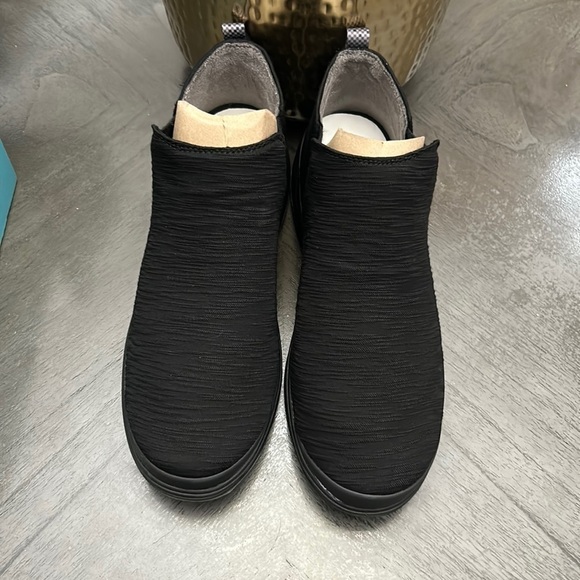 Bzees Tempo Women's Slip-on Sneaker Boots (WIDE) - Picture 3 of 11